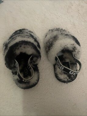 UGG Kids Tie-Dye Fluff Slide Sandals in Black and White
